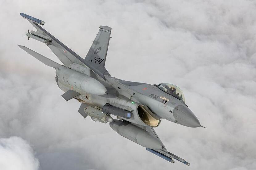 Een F16 tijdens een vlucht.