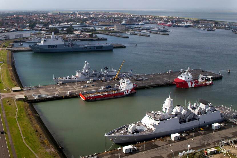 De marinehaven in Den Helder van bovenaf.