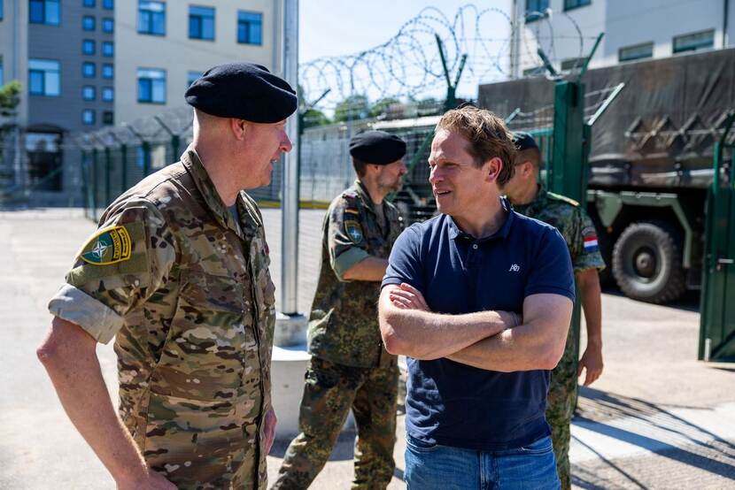 Staatssecretaris Gijs Tuinman in gesprek met militair.