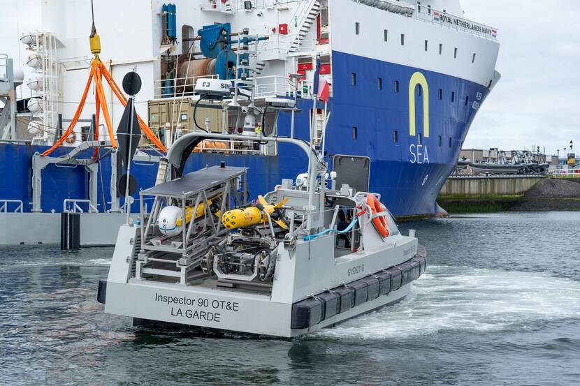 Een varende drone op het water.