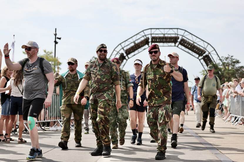 Militairen lopen de 4Daagse