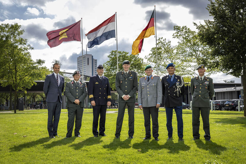 Duitse en Nederlandse hoge militairen poseren na een bijeenkomst.
