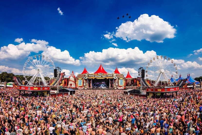 Festival met duizenden mensen. 4 F-16's in de lucht.
