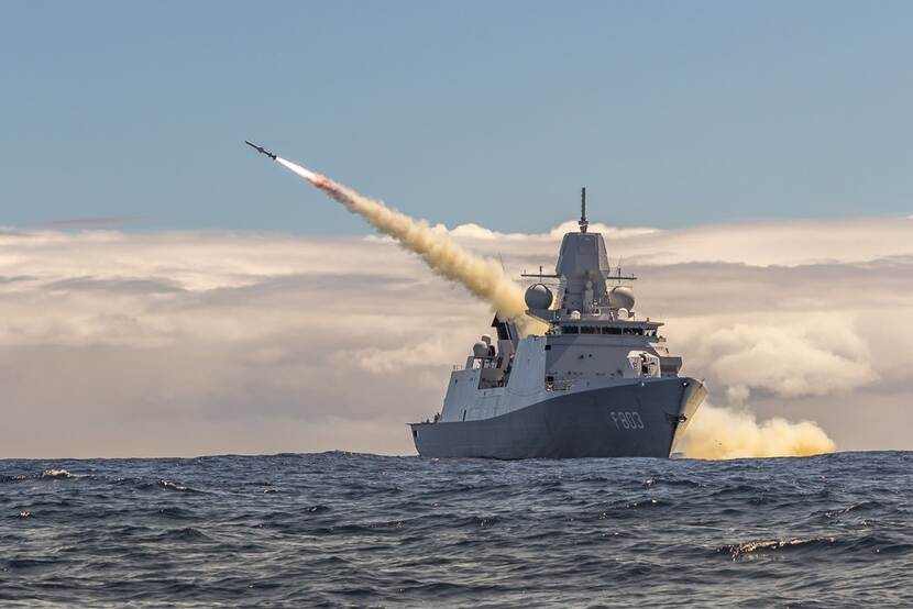 Zr.Ms. Tromp in actie.