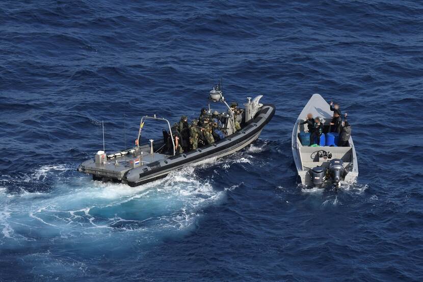 Frisc-motorboot en go-fast op zee.