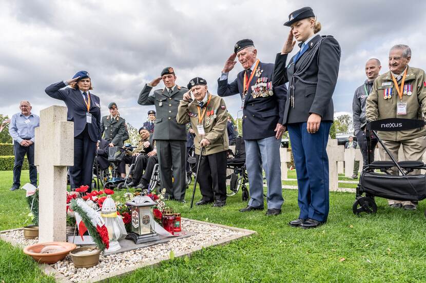 De veteranen salueren bij het graf van generaal Maczek.