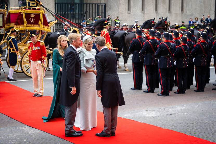 Koning en Koningin en Prinses van Oranje worden begroet bij Koninklijke Schouwburg.