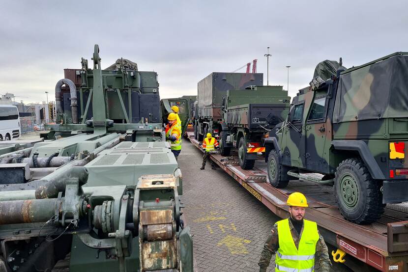 Duitse voertuigen op treinwagons.