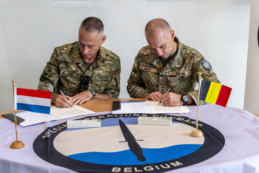 2 militairen ondertekenen een samenwerkingsovereenkomst.