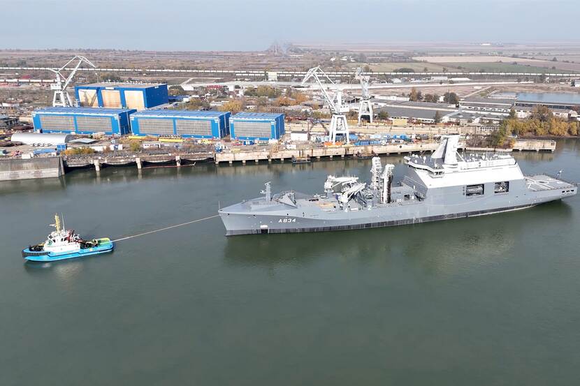 Het bevoorradingsschip in de haven van Roemenië.