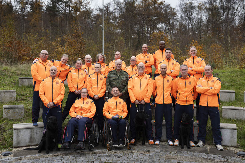 Een groep militaire sporters op een teamfoto.