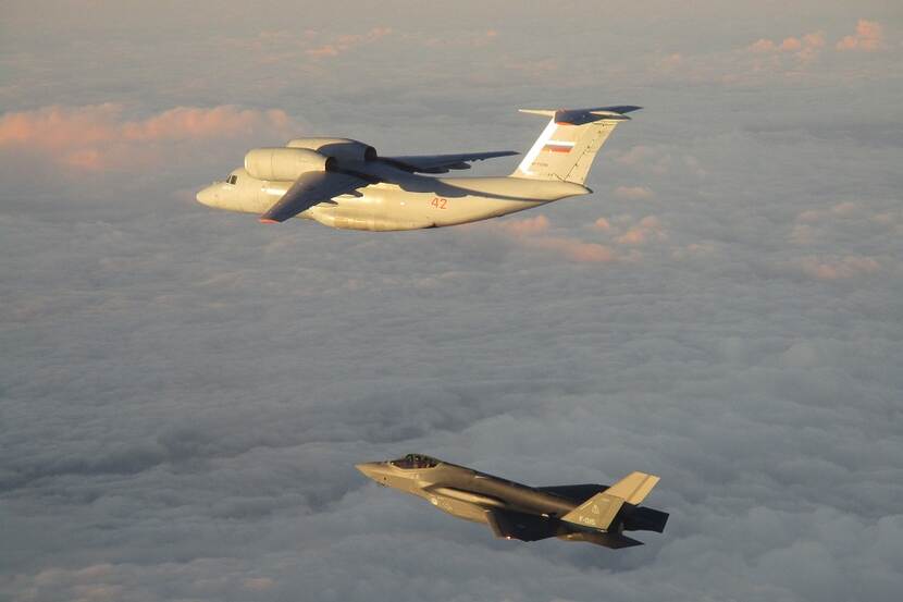F-35 begeleidt Russisch vliegtuig