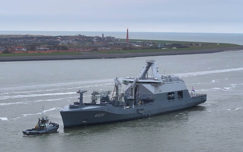 Een marineschip op het water.