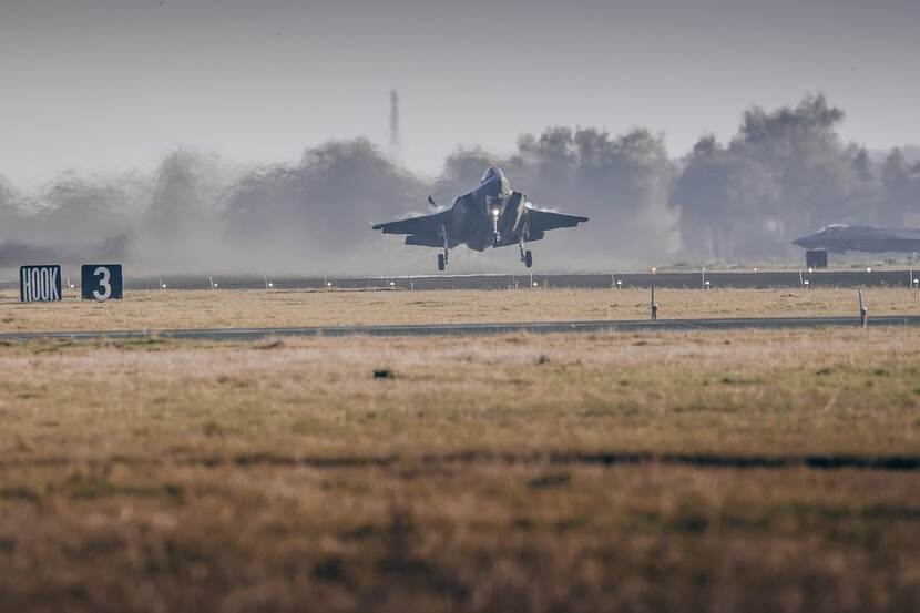 F35 stijgt op.