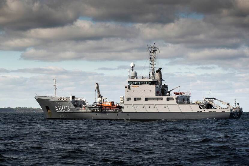 Hydrografisch opnemingsvaartuig Zr.Ms. Luymes vaart onder donkere wolken.
