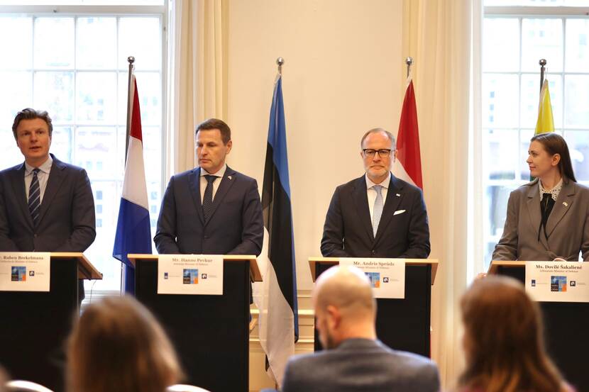 V.l.n.r.: ministers van Defensie Ruben Brekelmans, Hanno Pevkur, Andris Sprūds en Dovilė Šakalienė.
