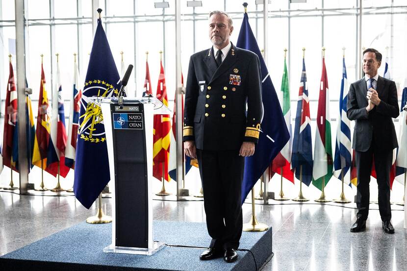 De hoogste NAVO-militair neemt afscheid.