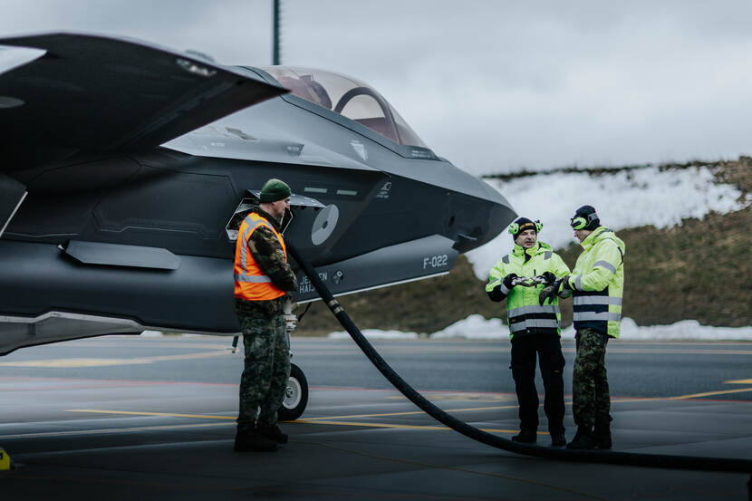 Estlandse militair tankt een F-35  af.