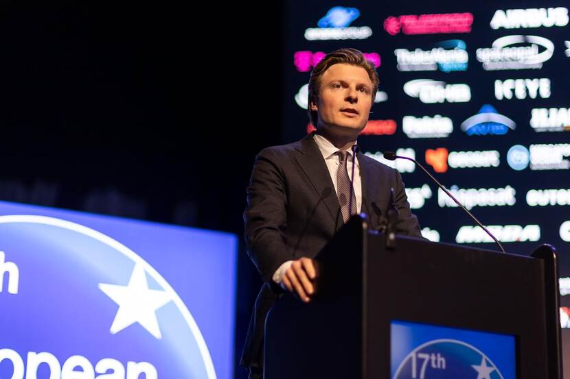 Minister Brekelmans houdt een toespraak tijdens de conferentie.