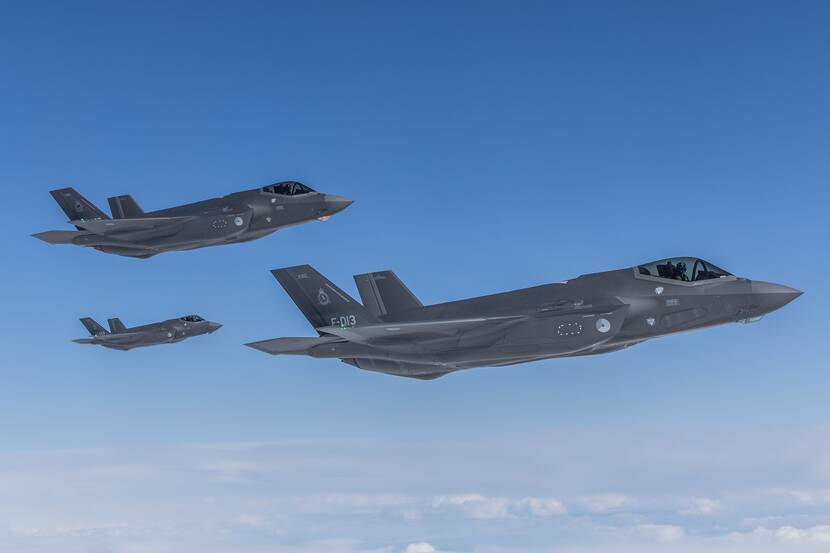 3 F-35's in de lucht.