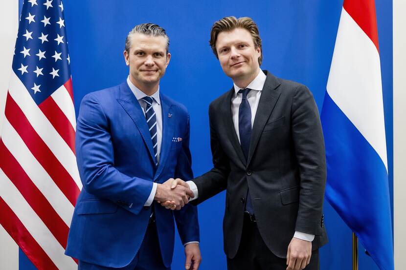 De minister schudt zijn Amerikaanse collega de hand.