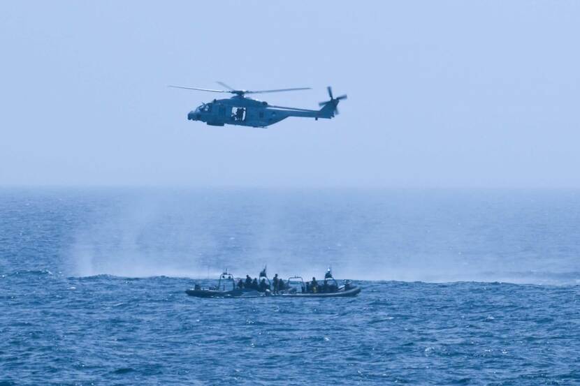 NH90-boordhelikopter brengt de drugsboot tot stilstand.