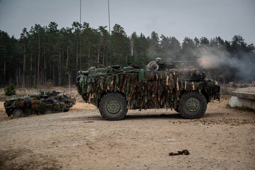 Militair schiet met boordwapen op Fennek.