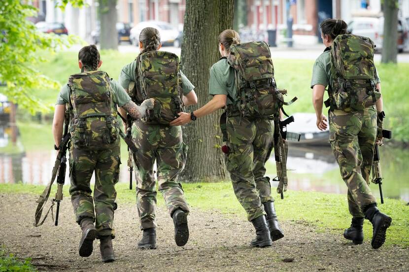 Speedmarsende vrouwelijke militairen.
