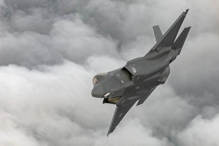 F-35 tegen donkere wolken.