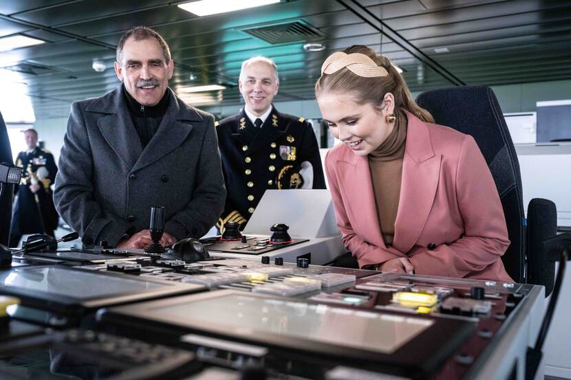 Kroonprinses Amalia aan boord van het nieuwste schip van de Koninklijke Marine.