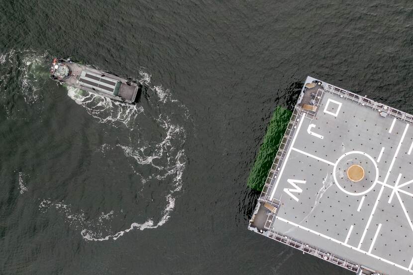 Mariniers verlaten het amfibische transportschip Zr.Ms. Johan de Witt.