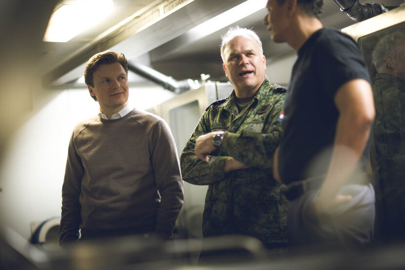 De minister en CDS aan boord van een schip.