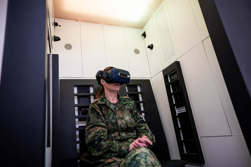 Militair in uniform met VR-bril op