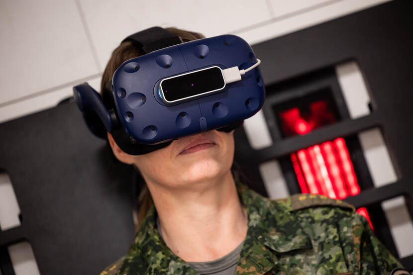 Militair in uniform met VR-bril op