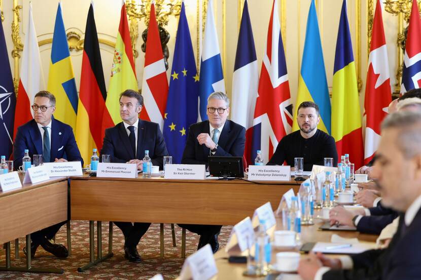 Europese leiders zitten rond een tafel.