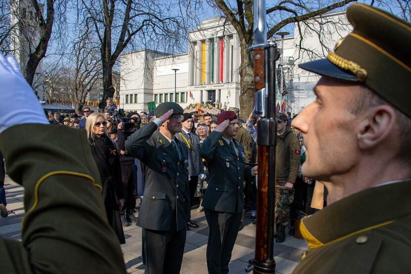 Militairen brengen groet.