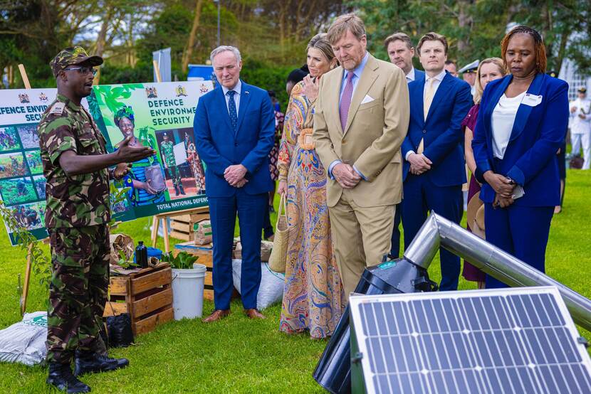 Het Koninklijk paar, minister Brekelmans en Tom Middendorp bekijken zonnepanelen in Kenia.