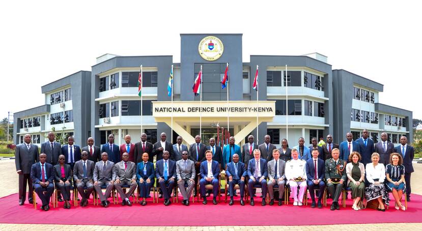 De Nederlandse en Keniaanse delegaties zitten voor de National Defence University van Kenia.