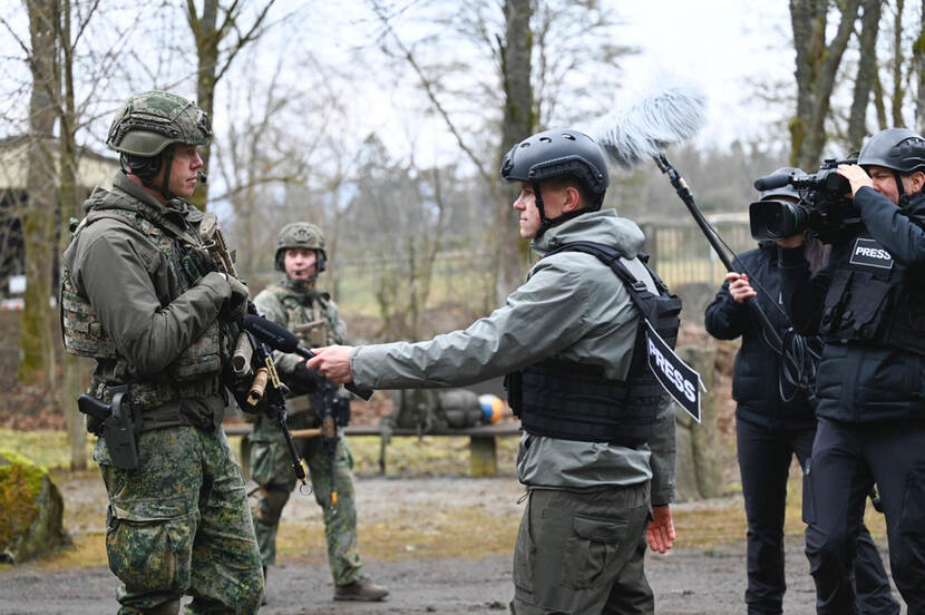 militaire pers met microfoon ontkracht nepnieuws.
