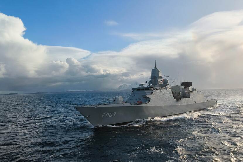 Marineschip op zee.