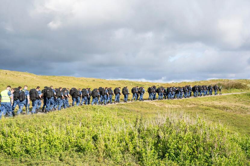 Dienjaarmilitairen lopen over de hei.