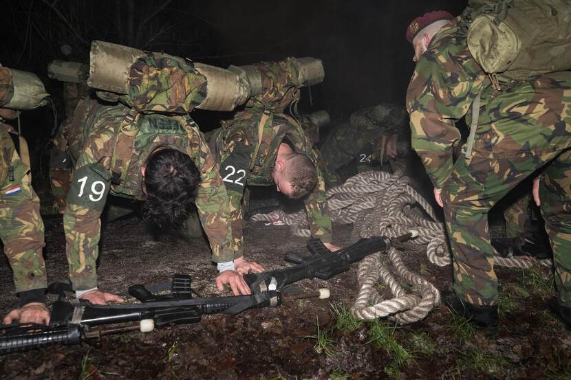Jonge militairen zijn aan het oefenen.