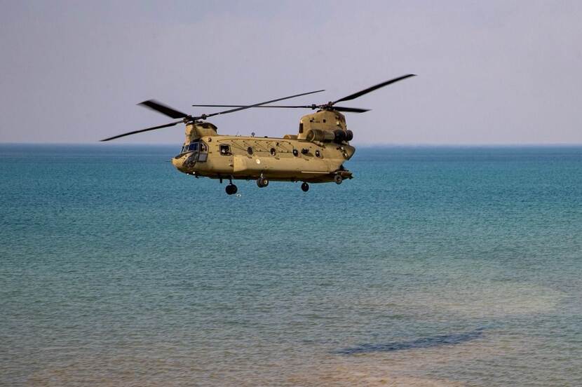 Chinook in Irak boven water.