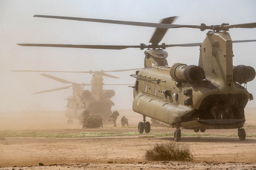 Chinooks in zanderig Irak.