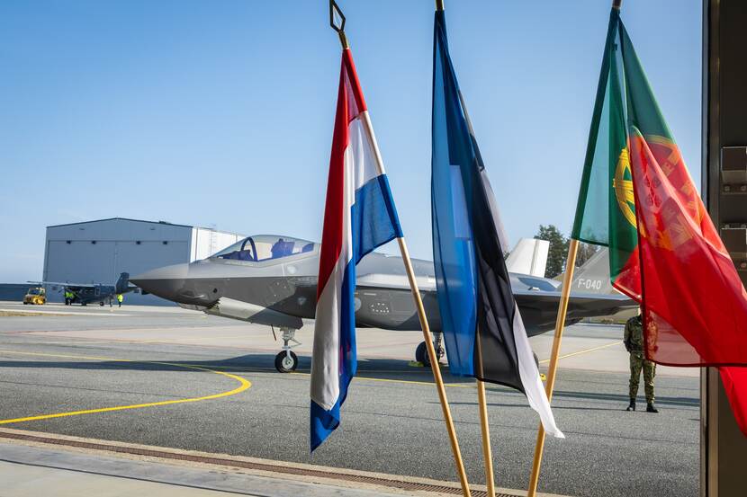 F-35 landingsbaan met op voorgrond 3 vlaggen: van Nederland, Estland en Portugal.
