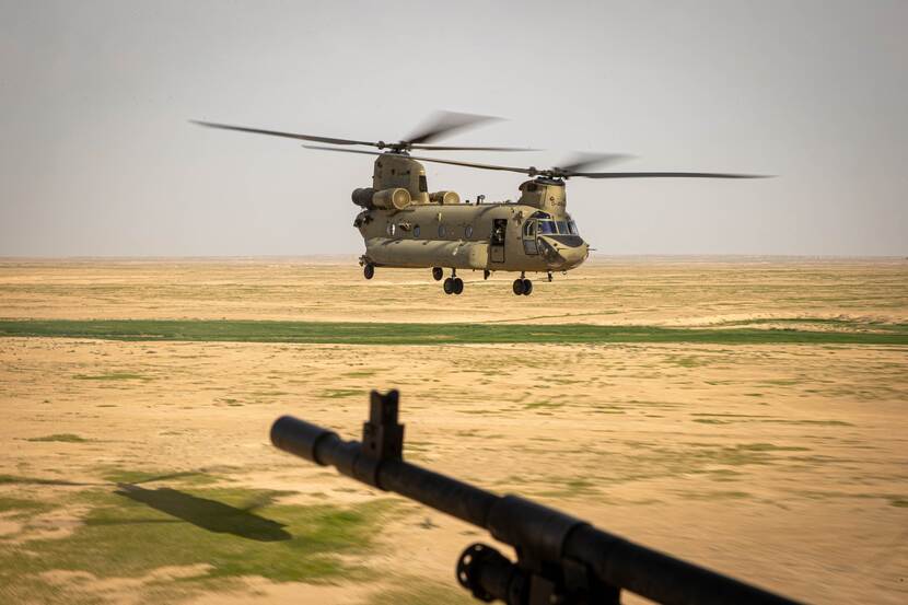 Chinook landt in de woestijn.