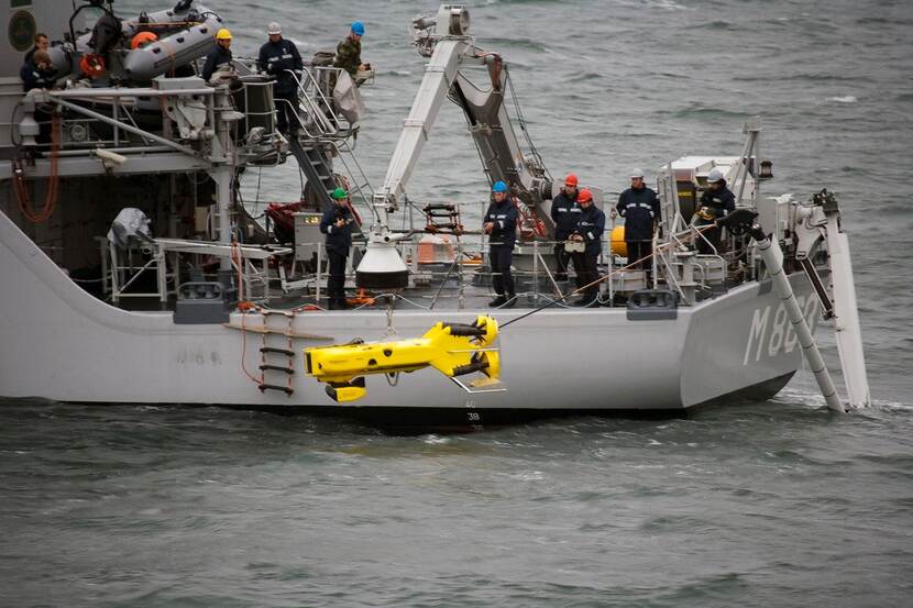 Een onderwaterrobot wordt te water gelaten.