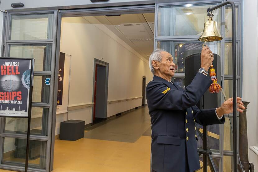 Een bewoner van Bronbeek luidt een bel.