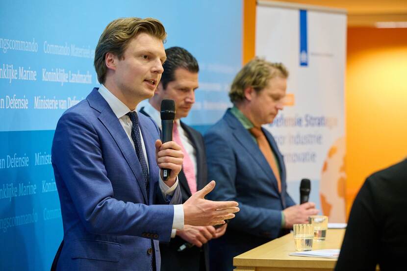Minister Brekelmans spreekt tijdens de lancering van de strategie.