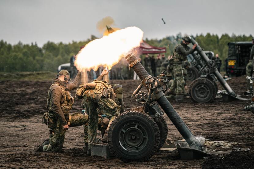 Eerste schot met een 120mm mortier.